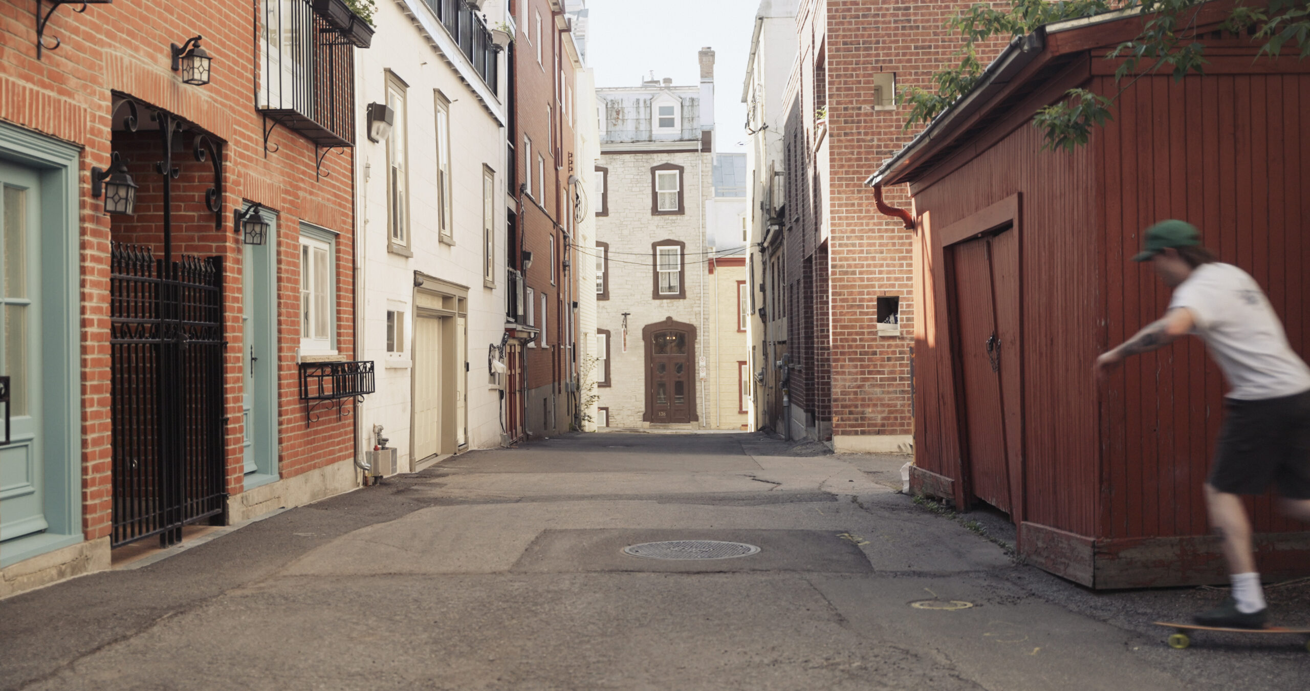 un skateboarder dans une ruelle du vieux québec